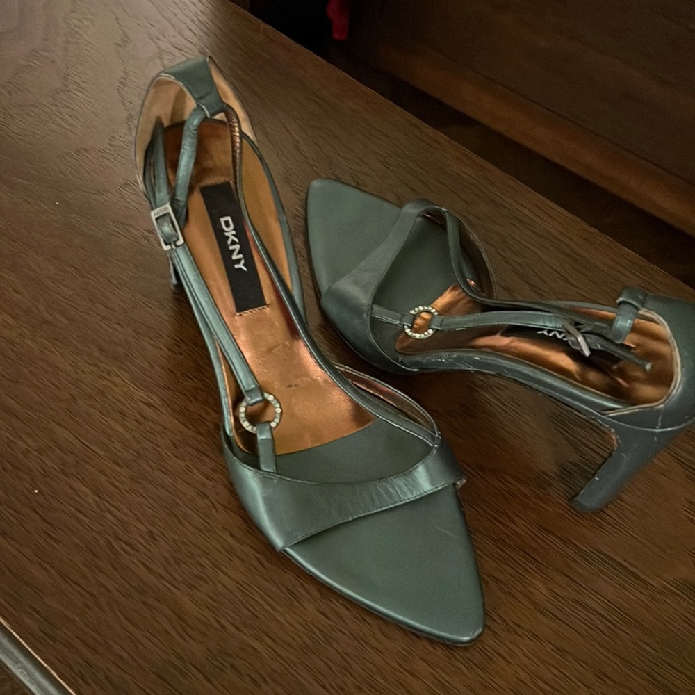 DKNY - BRAND NEW sandals. Made in Italy. Metallic green. Strappy.